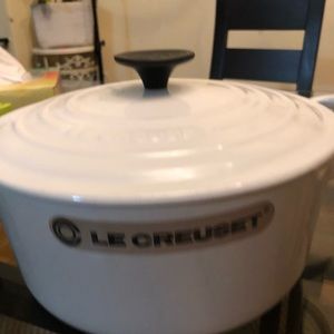 Le Creuset Signature Enameled Cast Iron Round Oven